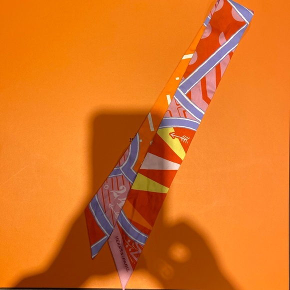 Hermes Twilly in Jeu de Soie (Rose/Orange) 100% Silk - Picture 2 of 7